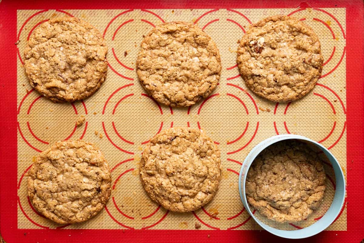 Use a round cookie cutter to shape the cookies.