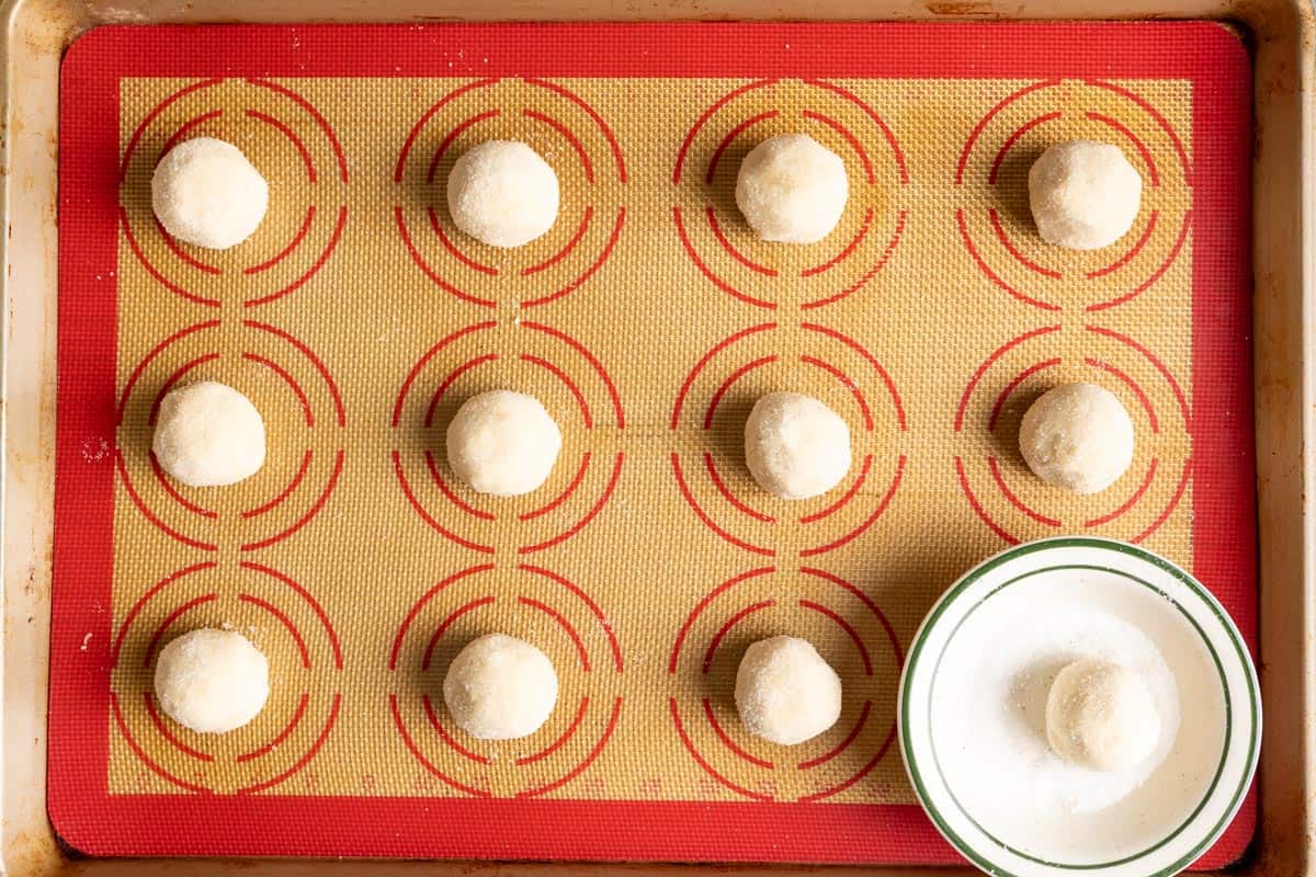 Roll dough balls in sugar.